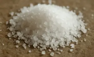 Agrega un poco de sal 15 clavos de olor y una pequeña cantidad de VapoRub. Después mete la toalla en el agua espera a que esté tibia exprímela bien y colócala donde sientas dolor.